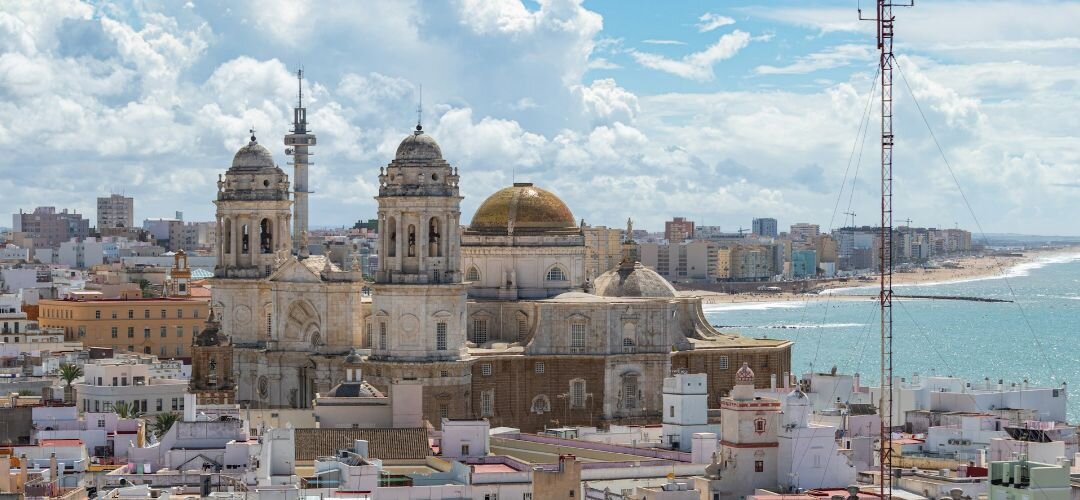 Viaggio a Cadice. Viaggio a Cadice: storia, cultura e gastronomia.