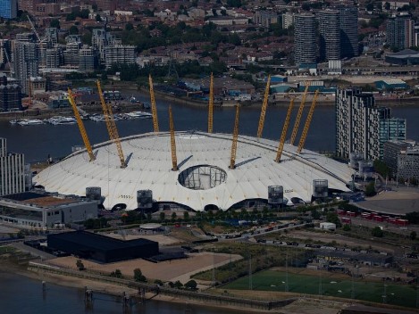 LONDRA - ARRAMPICATA SUL TETTO DELLA 02 ARENA