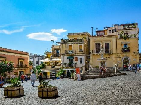 Riviera dei Ciclopi - Taormina Piazza Duomo